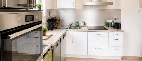 Coffee/tea maker, fridge, microwave, oven
