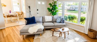 Walk to Dinks Pickleball • 4 Queen Beds • Fast WiFi • Fire-Pit Patio