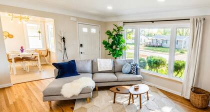 Walk to Dinks Pickleball • 4 Queen Beds • Fast WiFi • Fire-Pit Patio