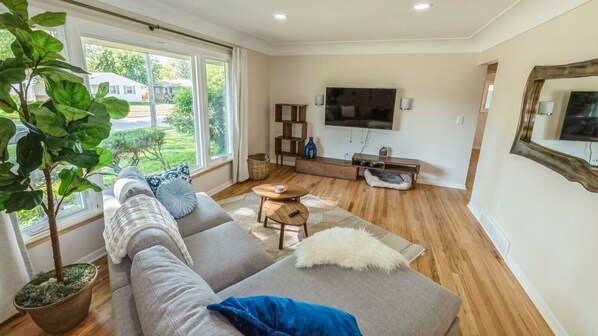 Smart TV - Newly Renovated • Clean & Cozy • 4 Queen Beds • Perfect for Small groups (Urbandale)