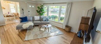 Entire Home • 4 Queen Beds • 10 Min to Drake Relays  • Laundry • Gig-WiFi