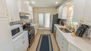 Een microgolfoven, een oven, een kookplaat, een vaatwasser