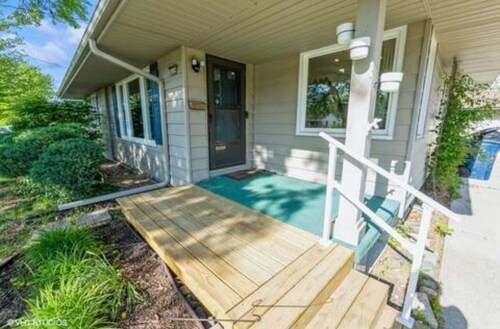 Fully-Renovated 3 BR near DSM! Work travel & Family Friendly.