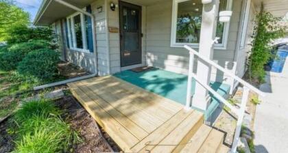 Cozy Holiday Retreat near DesMoines-Perfect for Holiday Stays