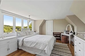 4 bedrooms, in-room safe, iron/ironing board, WiFi