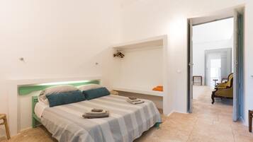 Iron/ironing board, free WiFi, bed sheets