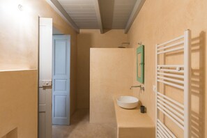 Shower, free toiletries, hair dryer, towels - Masseria Hestia with Private Pool (Ostuni)
