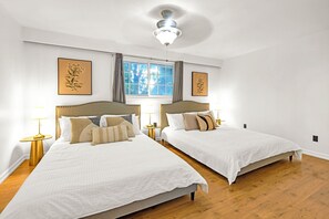 3 camere, una scrivania, ferro/asse da stiro, culla da viaggio