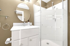 Een douche, een bubbelbad, een haardroger, handdoeken
