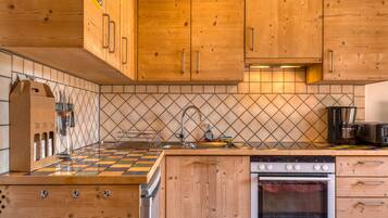 Fridge, oven, stovetop, coffee/tea maker