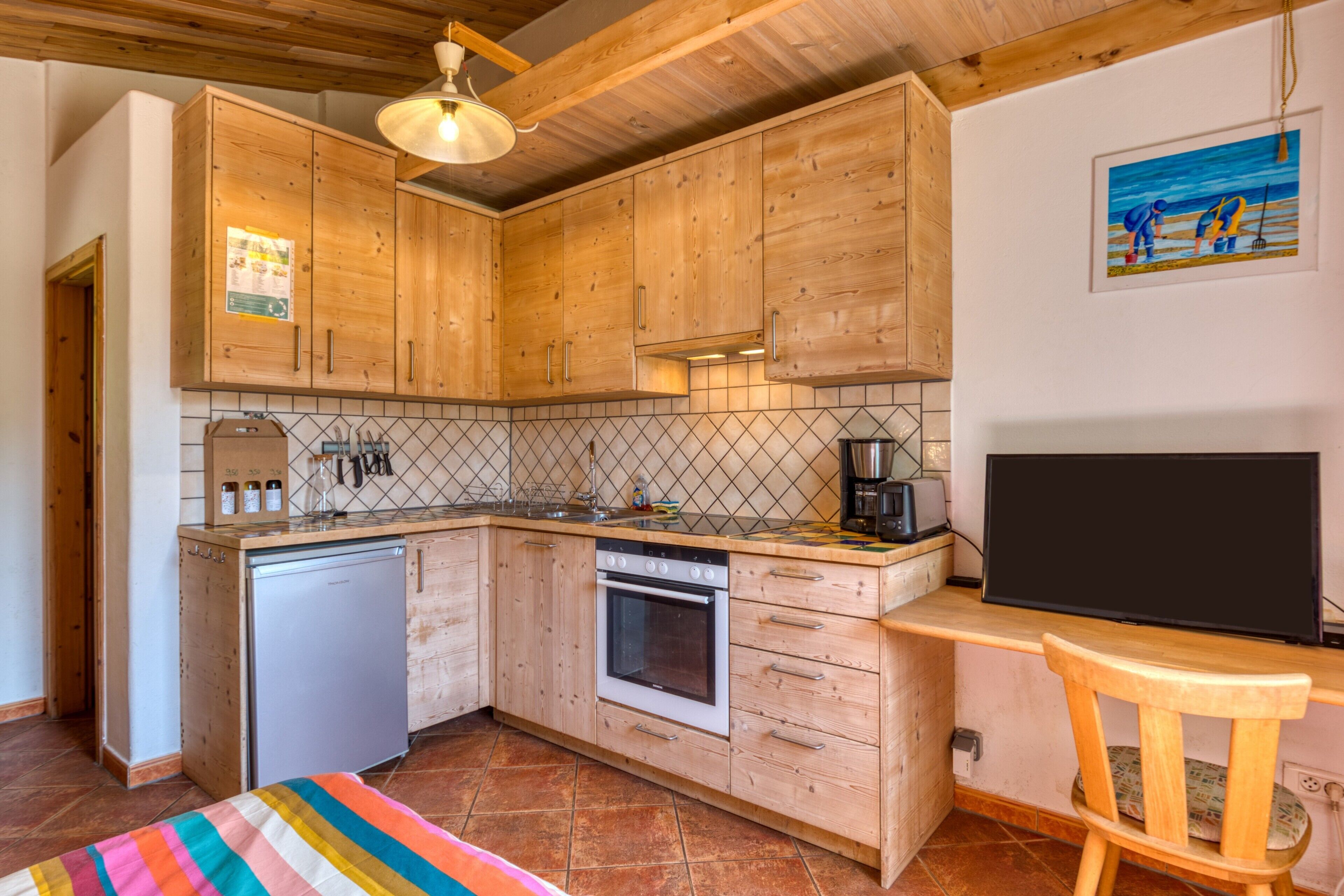 Fridge, oven, stovetop, coffee/tea maker
