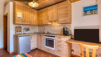 Fridge, oven, stovetop, coffee/tea maker