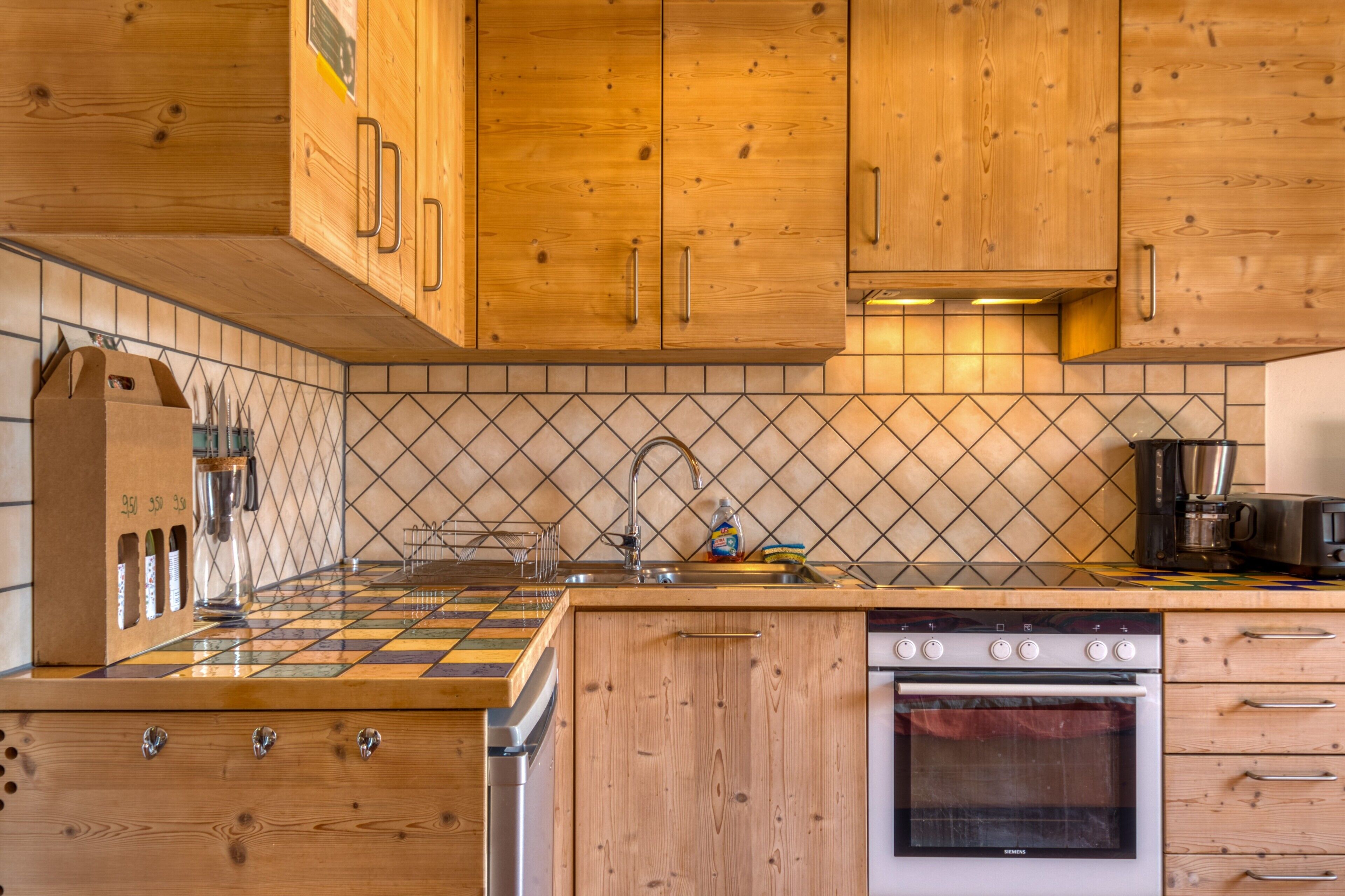 Køleskab, ovn, kogeplade, kaffe-/temaskine