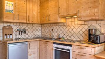 Fridge, oven, stovetop, coffee/tea maker