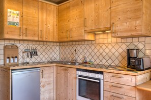 Refrigerador, horno, placa de cocina, cafetera/tetera