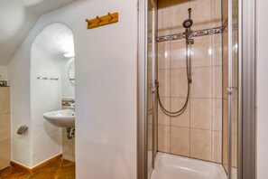 Shower - Lovely Riverside Studio with shared pool and private terrace (Aspiran)