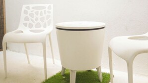 A small outdoor seating area with a round table and two chairs. - Cartagena Económica con Estilo y Comfot (Cartagena)