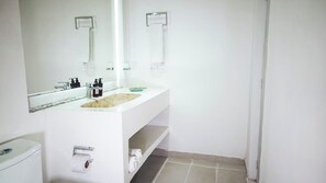 Basic-Apartment | Badezimmer | Dusche, Regendusche