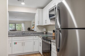 Een microgolfoven, een oven, een kookplaat, een vaatwasser