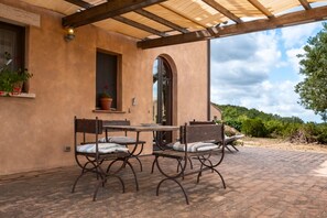 Outdoor dining - Apartment 'Vulcinea In Poggio Rocco' with Private Terrace, Wi-Fi and Air Conditioning (Manciano)