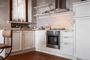 Een koelkast, een oven, een kookplaat, een vaatwasser