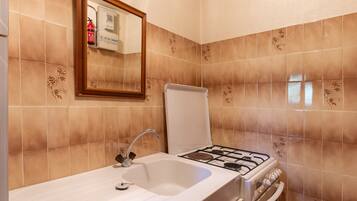 Kylskåp, mikrovågsugn, ugn och spishäll