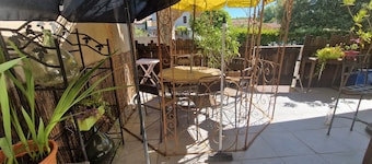 Apartment 'De Charme' with Private Terrace, Shared Garden and Wi-Fi