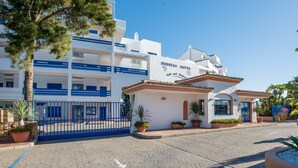 A hotel with a white facade, blue accents, and a sign reading 'DUQUESA SUITES.' - Apartment 'Kym' with Mountain View, Wi-Fi and Air Conditioning (Duquesa)