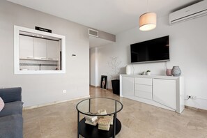 TV - Apartment 'Kym' with Mountain View, Wi-Fi and Air Conditioning (Duquesa)