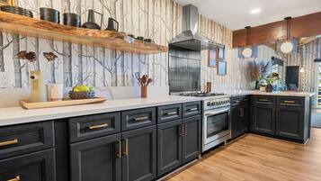 电热水壶、烤面包机