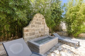 Outdoor spa tub - Apartment 'Humilitas - Basium' with Private Garden, Wi-Fi, and Air Conditioning (Corsano)
