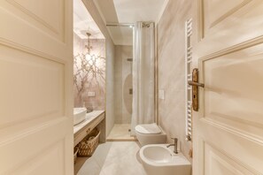 Een douche, een haardroger, handdoeken