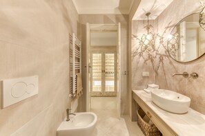 Shower, hair dryer, towels - Apartment 'Humilitas - Basium' with Private Garden, Wi-Fi, and Air Conditioning (Corsano)