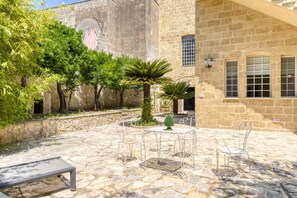 Outdoor dining - Apartment 'Humilitas - Basium' with Private Garden, Wi-Fi, and Air Conditioning (Corsano)