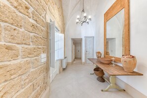 Interior - Apartment 'Humilitas - Basium' with Private Garden, Wi-Fi and Air Conditioning (Corsano)