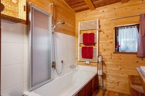 Shower, hair dryer, towels - Apartment Neu-Schötzerhof Alpenstern with Mountain View, Shared Garden and Private Sauna (Meltina)