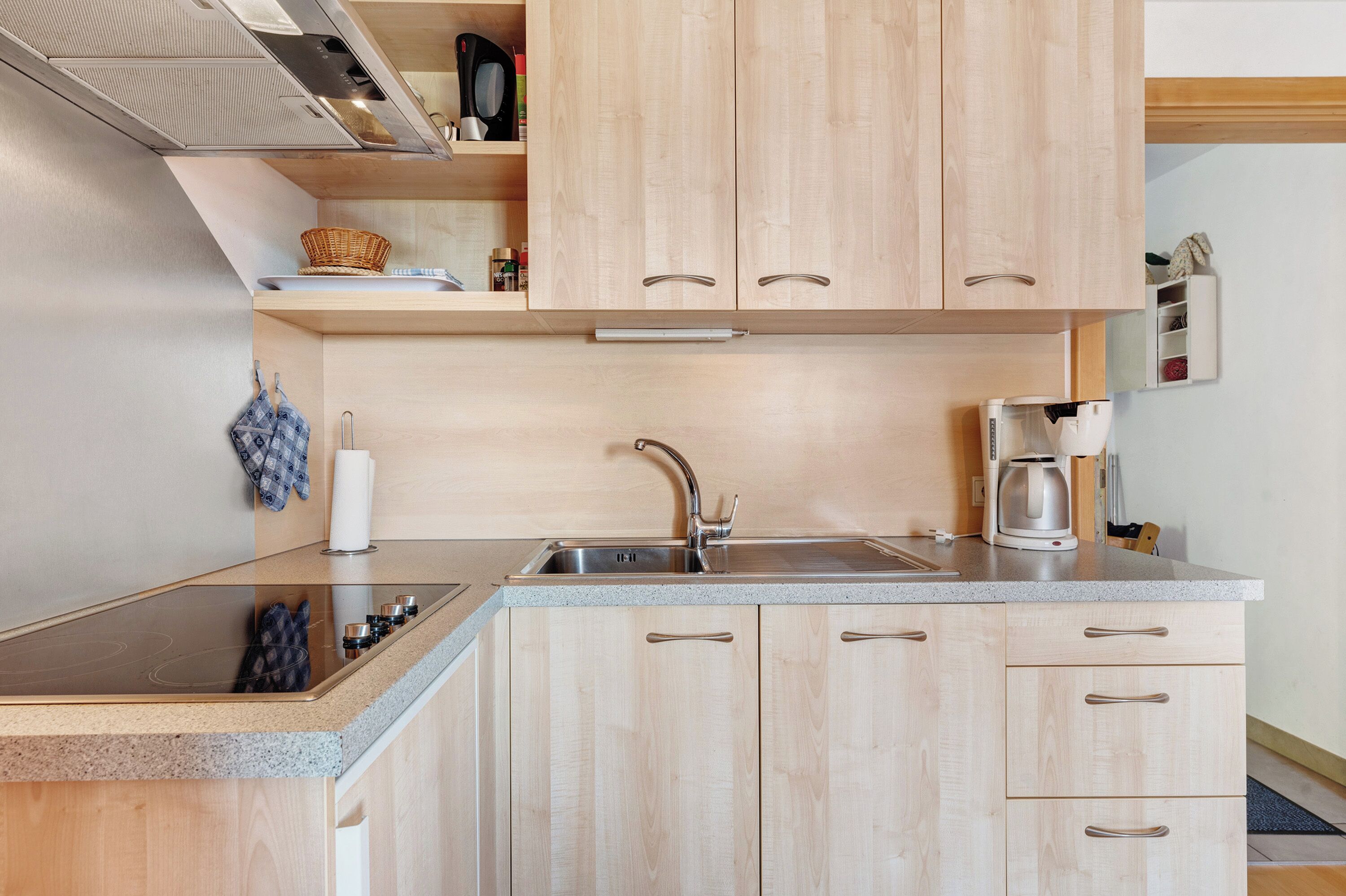 Réfrigérateur, plaque de cuisson, lave-vaisselle, cafetière/bouilloire