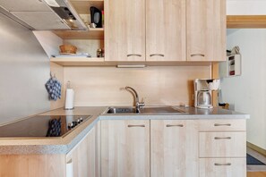 Kjøleskap, kokeplater, oppvaskmaskin og kaffetrakter/tekoker