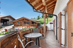 Outdoor dining - Apartment 'Kornblume' with Mountain View, Shared Garden and Wi-Fi (Meltina)
