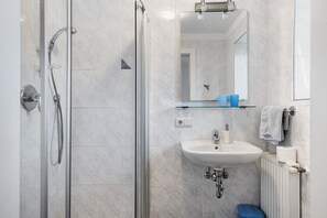 Een douche, een haardroger, handdoeken
