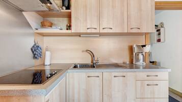 Frigorifero, piano cottura, lavastoviglie, macchina per tè/caffè