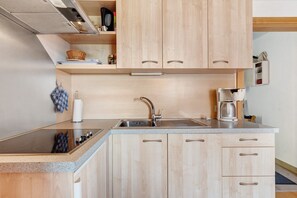 Fridge, stovetop, dishwasher, coffee/tea maker - Apartment 'Kornblume' with Mountain View, Shared Garden and Wi-Fi (Meltina)