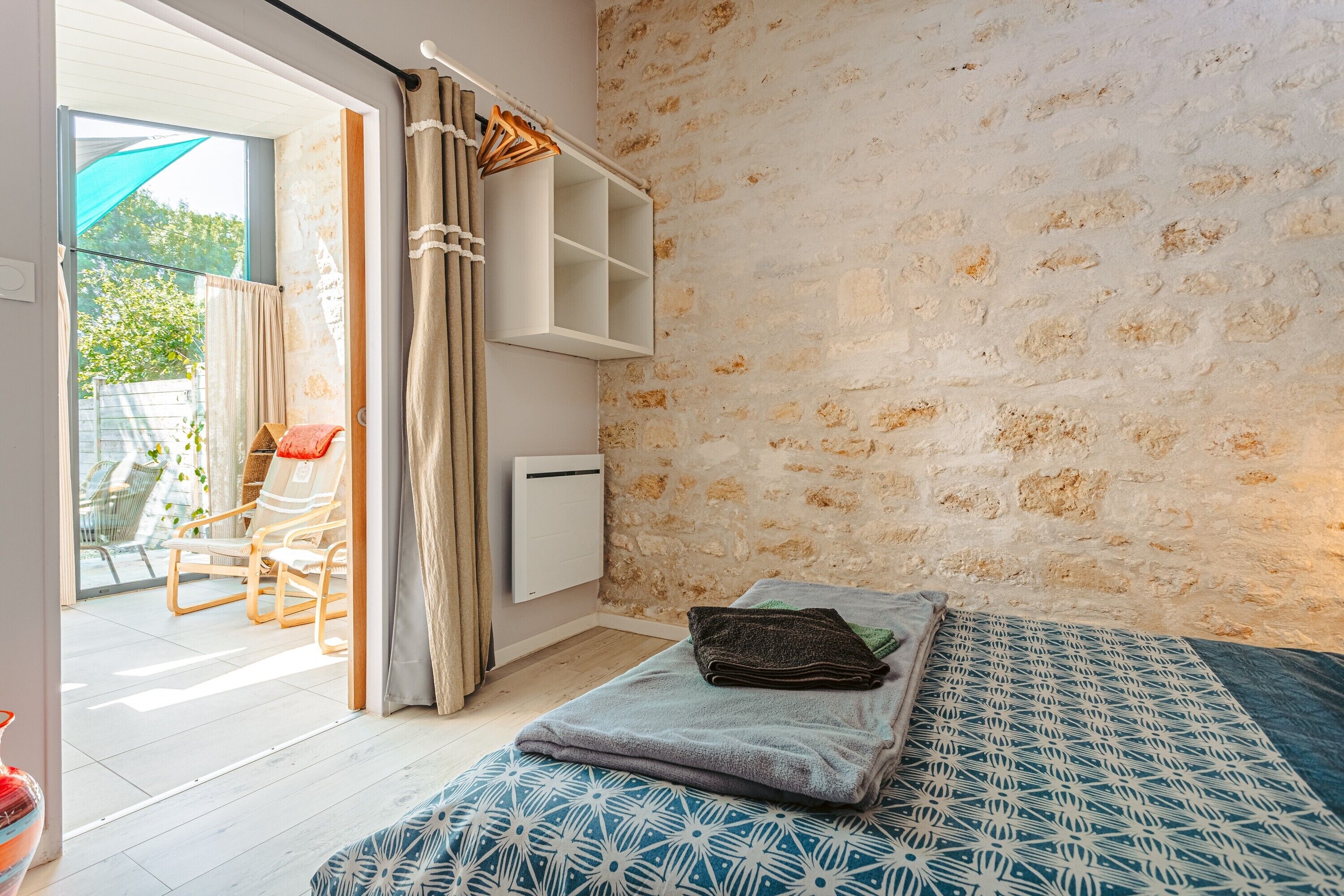 1 habitación, tabla de planchar con plancha y ropa de cama 