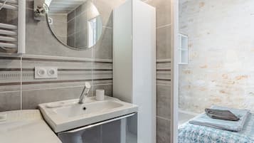 Dusche, Haartrockner, Handtücher