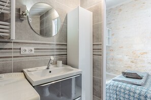 Suihku, hiustenkuivaaja, pyyhkeet