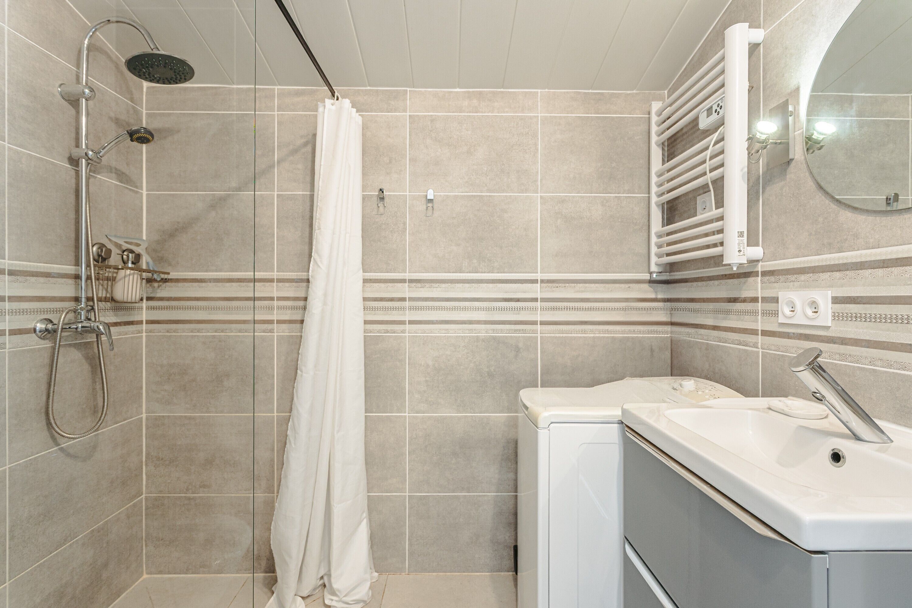 Douche, sèche-cheveux, serviettes fournies