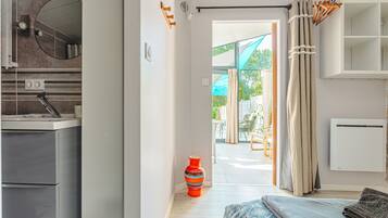 1 makuuhuone, silitysrauta/-lauta, vuodevaatteet