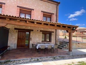 Outdoor dining - Apartment 'Velasco I' with Private Terrace, Wi-Fi and Air Conditioning (Cabañas de Polendos)