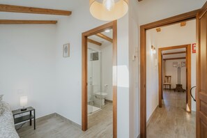 Douche, sĂšche-cheveux, serviettes fournies