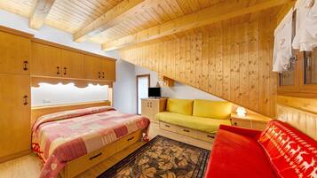 1 bedroom, WiFi (free), bed sheets